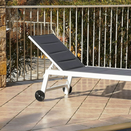 Bain de soleil XL en aluminium FORLI 202x75x43 cm - Avec Roues - Structure blanche avec toile matelassée grise