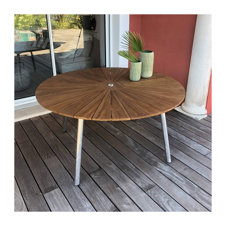 Table Ronde UBUD en Teck Ø 150cm  100% FSC, Grade BC finement poncé. Trou central pour parasol