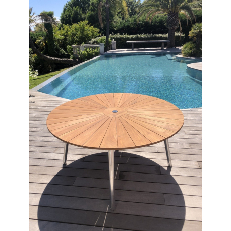 Table Ronde UBUD en Teck Ø 150cm  100% FSC, Grade BC finement poncé. Trou central pour parasol