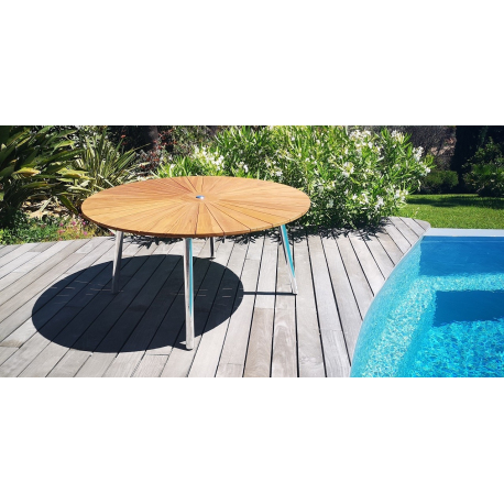 Table Ronde UBUD en Teck Ø 150cm  100% FSC, Grade BC finement poncé. Trou central pour parasol